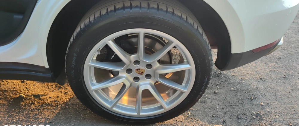 Porsche Macan cena 164900 przebieg: 65000, rok produkcji 2018 z Golina małe 191